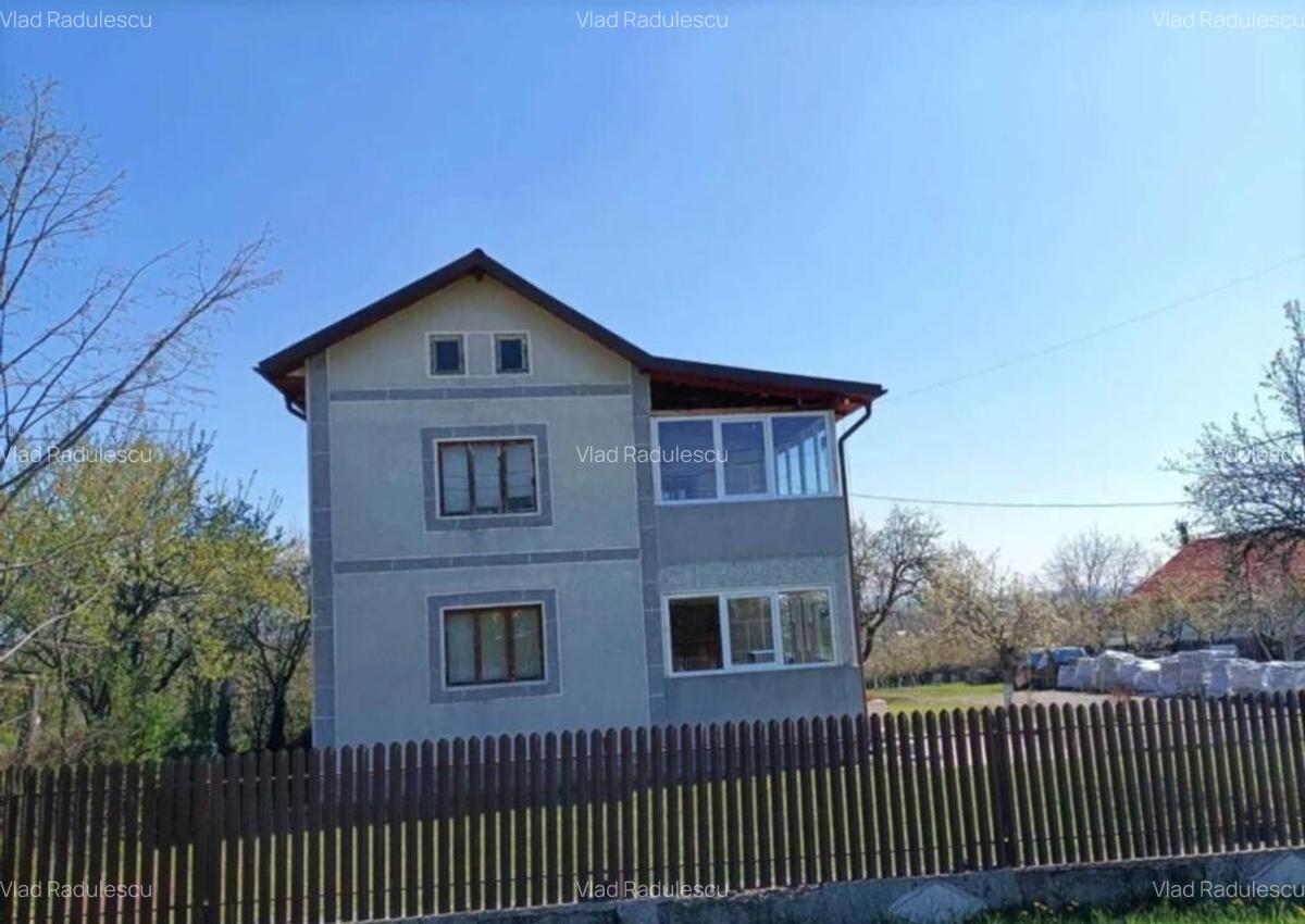 De vanzare Casa spa?ioasa cu livada, situata in C - 4
