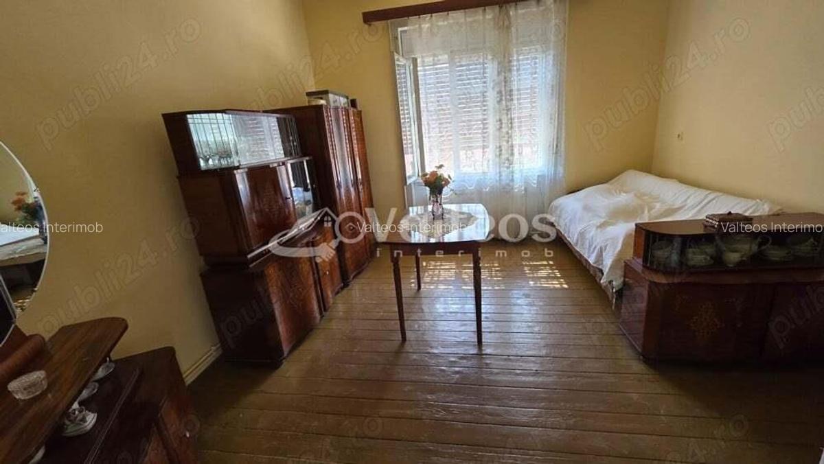 Resita, de vanzare casa, doua corpuri, curte, zona centrala - 7