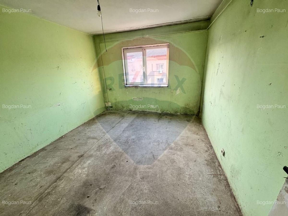 Apartament de vanzare, cu 3 camere decomandat  ZONA NORD - 6