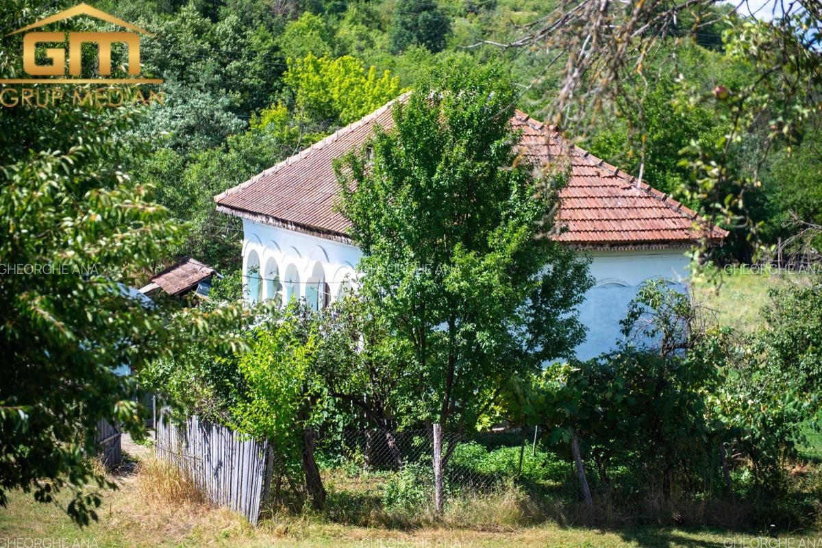 Casă cu teren 3800 mp,situată in com. Berislăvesti - 2