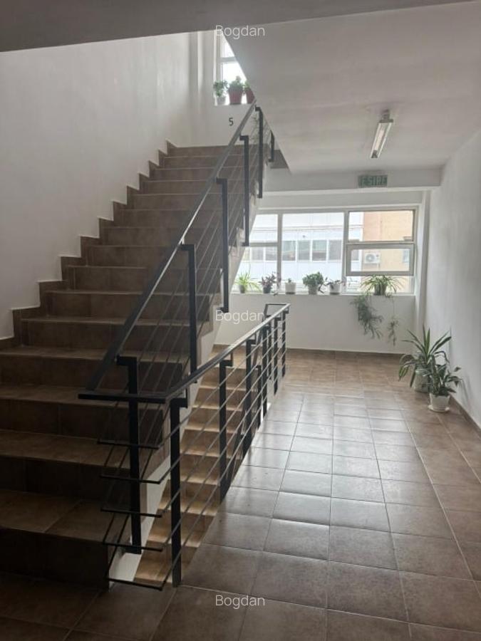 Decomandată, Craiovița, liberă, spațioasă, zonă bună - 2