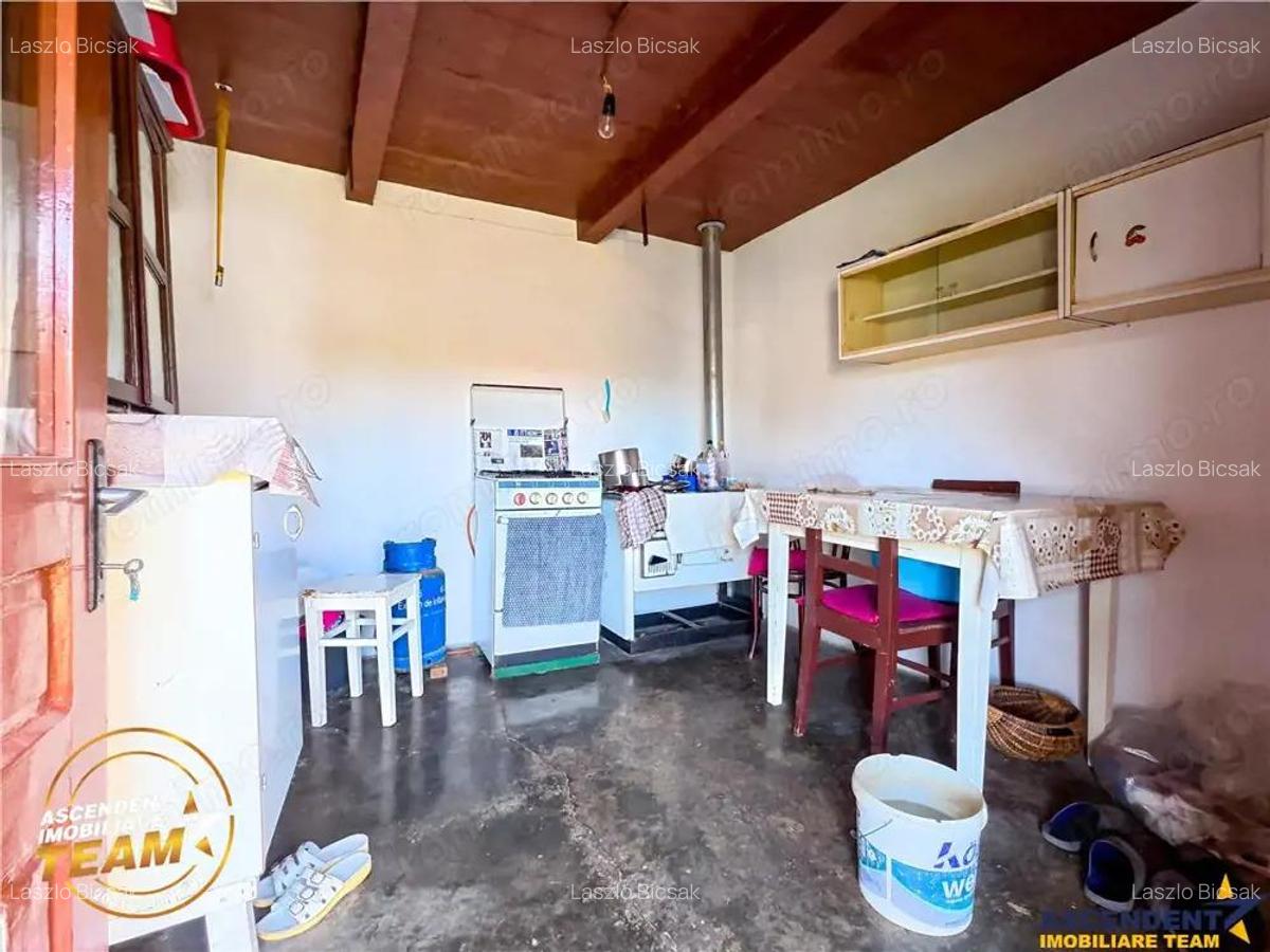 Casa traditionala din lemn, cu sura din piatra, Arcus, Covasna. - 15
