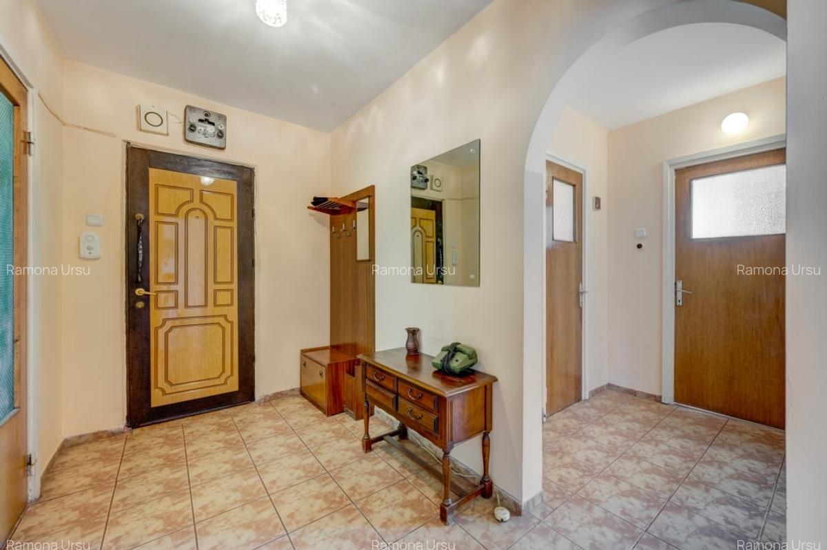 Apartament 3 camere decomandat Titan, Pta. 1 Decembrie - 12