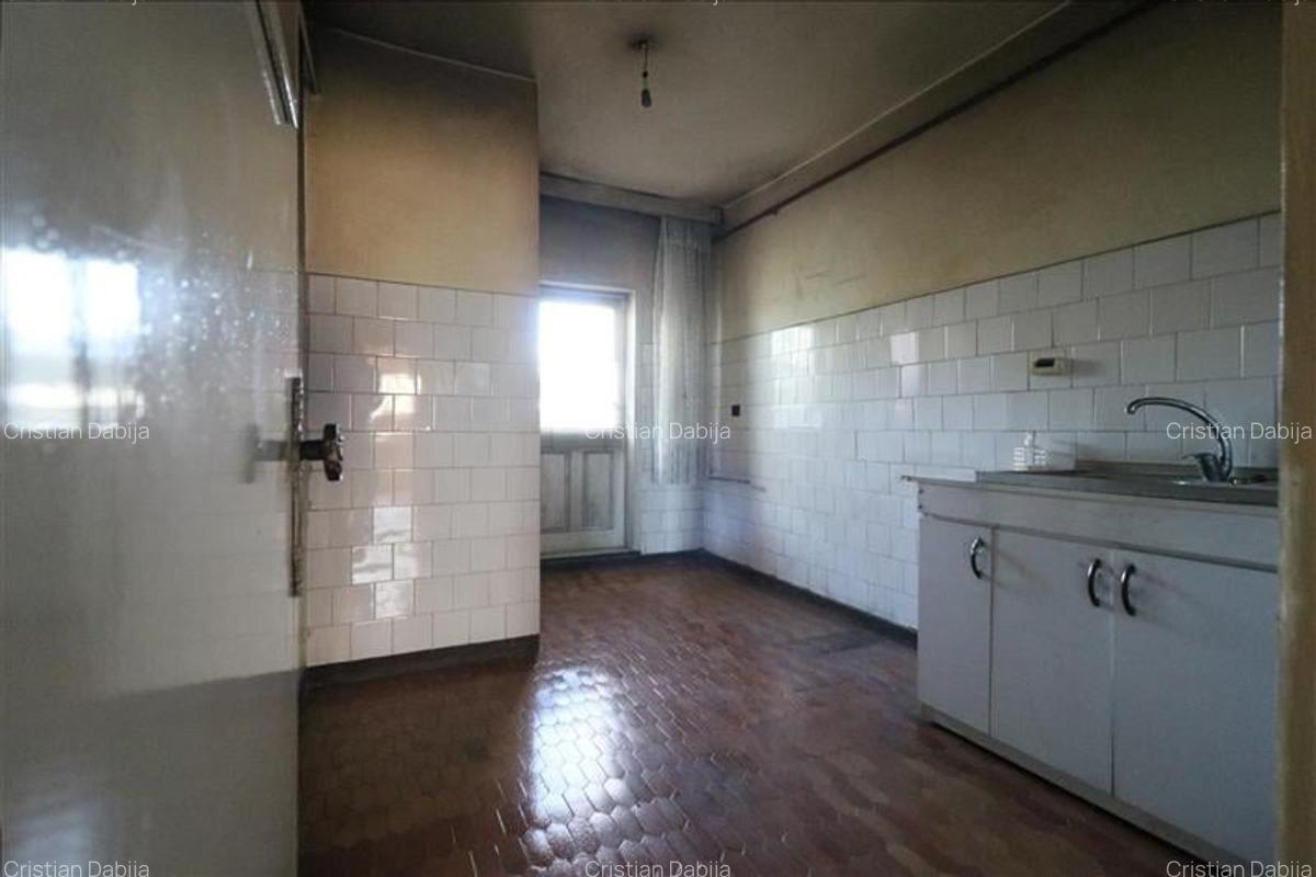 Apartament cu 3 camere, 2 bai, UMF CENTRU, decomandat, bloc din 1980 - 11