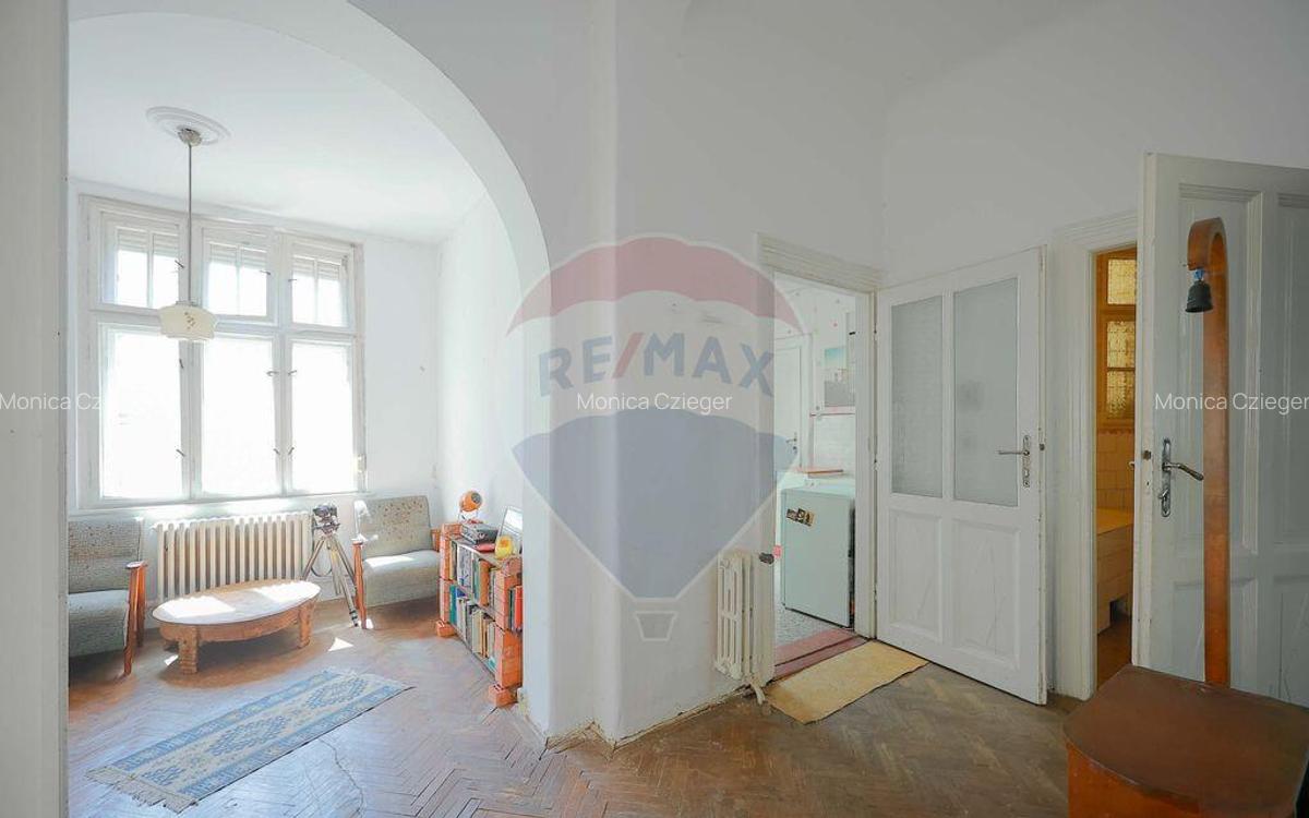 Casa evreiasca interbelica, singur in curte, de vanz... - 5