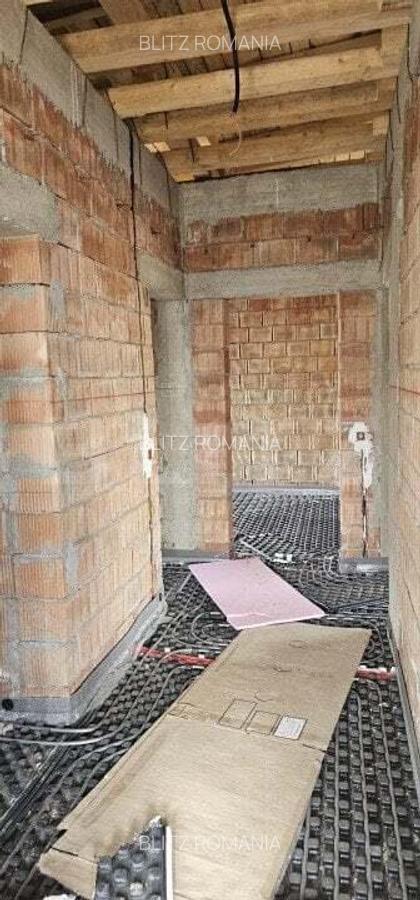 Casa la rosu, 4 camere, terasa mare cu vedere foarte frumoasa, zona Visan - 3