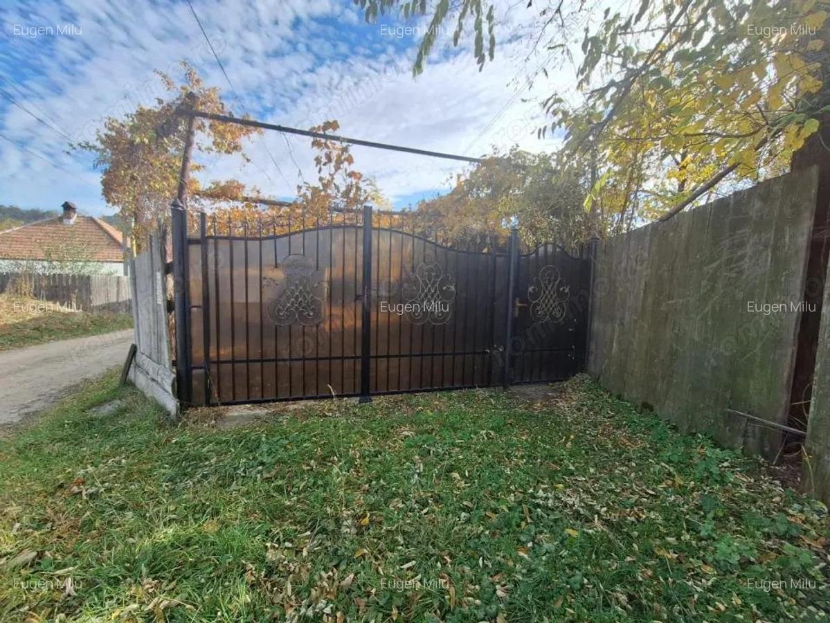 Casa batraneasca de vanzare Comane?ti, cartier Straja la 5 minute de ora? - 1