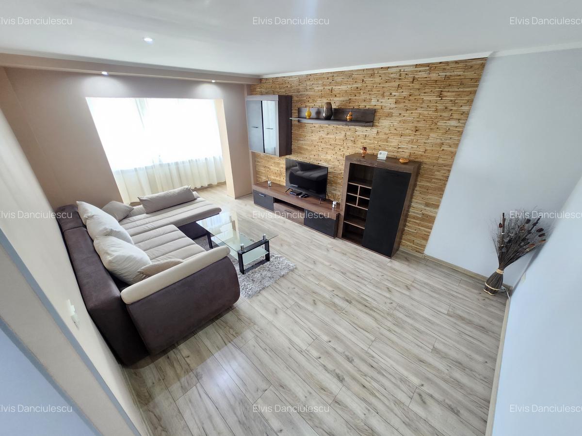 2 Cam-Aradului-3 Min Iulius Town--Mobilat-Centrala-Balcon--Aer conditionat-56 MP - 4