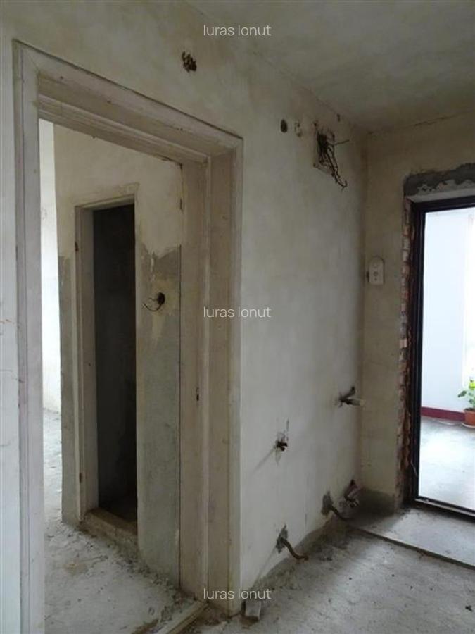 Apartament cu 4 camere decomandat în Central - 1