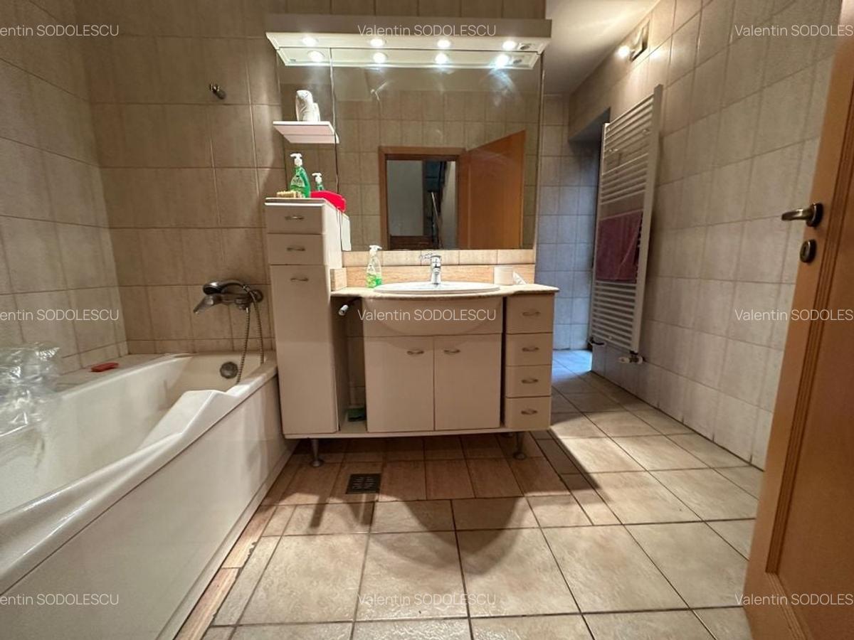 Casă / Vilă cu 6 camere în zona  Calea Aradului - 13