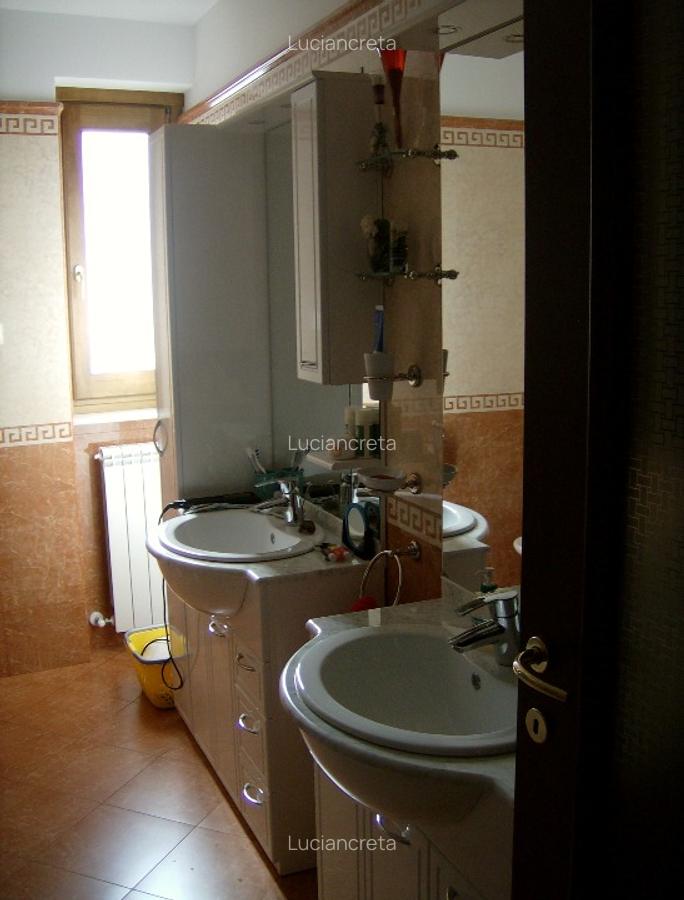 Vind  CASA  FAMILIARA sau cu destinatie PENSIUNE  cu 5 camere  5 bai - 2