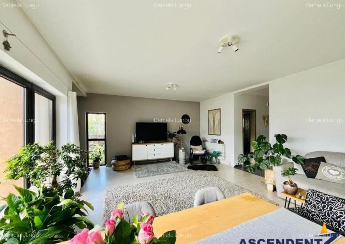 Casa cu living 25 mp,semineu,panouri fotovoltaice 3KW, centr - 1