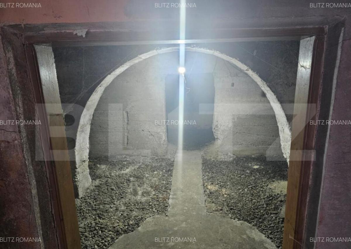 Casa veche cu 4 camere, demisol, teren 300 mp, zona Campen - 12