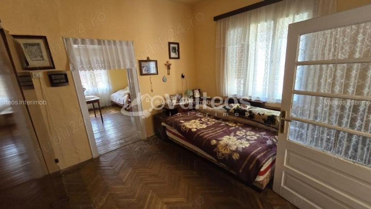 Resita, de vanzare casa, doua corpuri, curte, zona centrala - 6