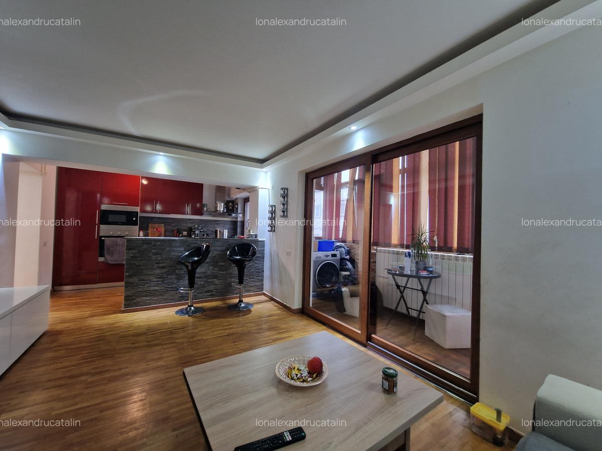 Navodari (Sud)- 3 camere decomandate, mobilat-utilat, etaj 3/4 - 4