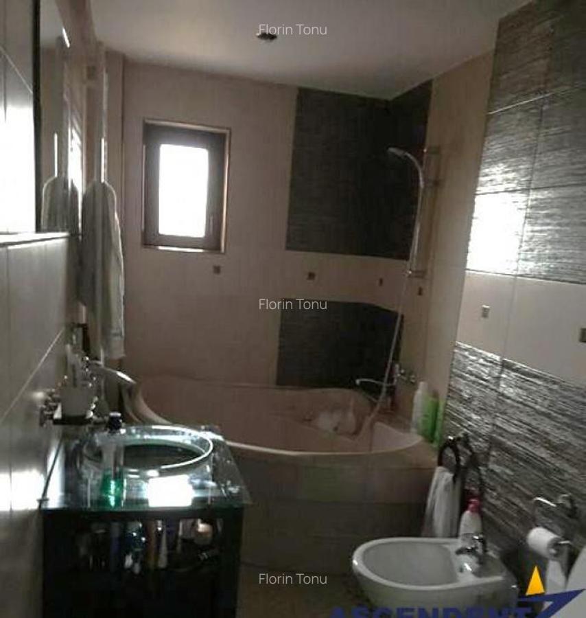Eleganta casa,cu doua intrari,constructie noua,garaje,zona d - 7