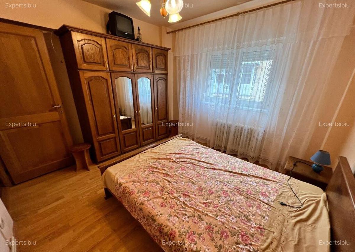 INCHIRIEZ apartament 4 camere decomandat, zona Vasile Aaron - 7