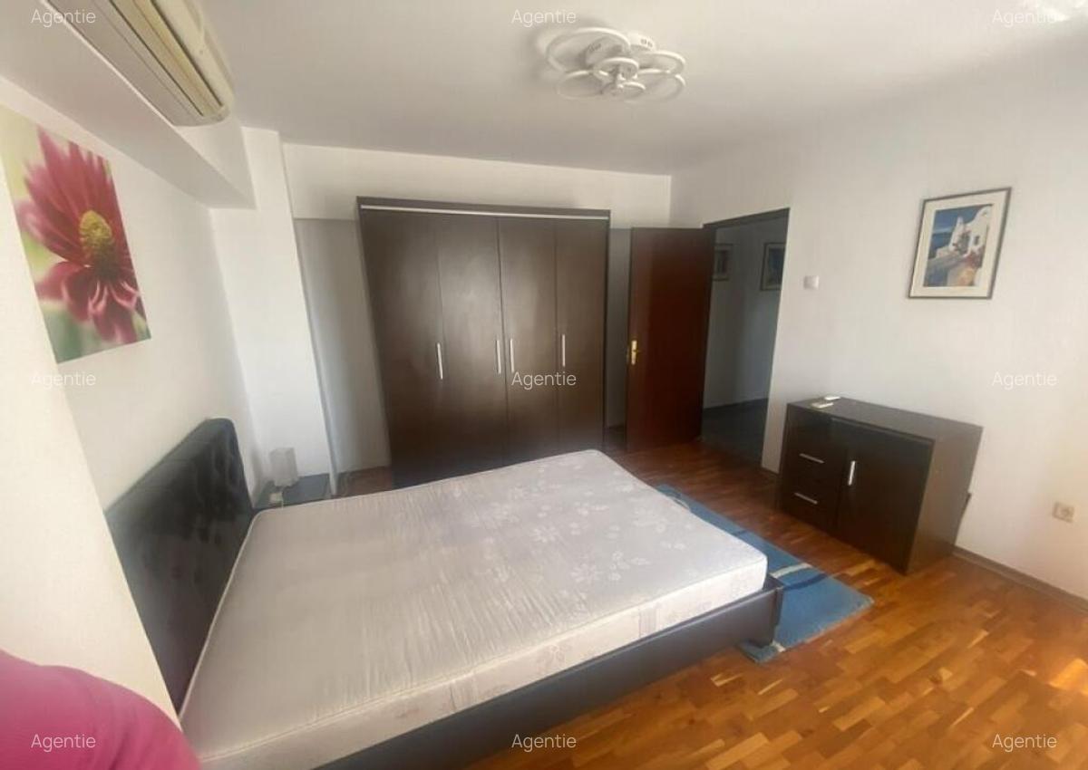 Central,B dul.Unirii, colt cu B-dul. Mircea Voda,Ap.2 cam. - 3