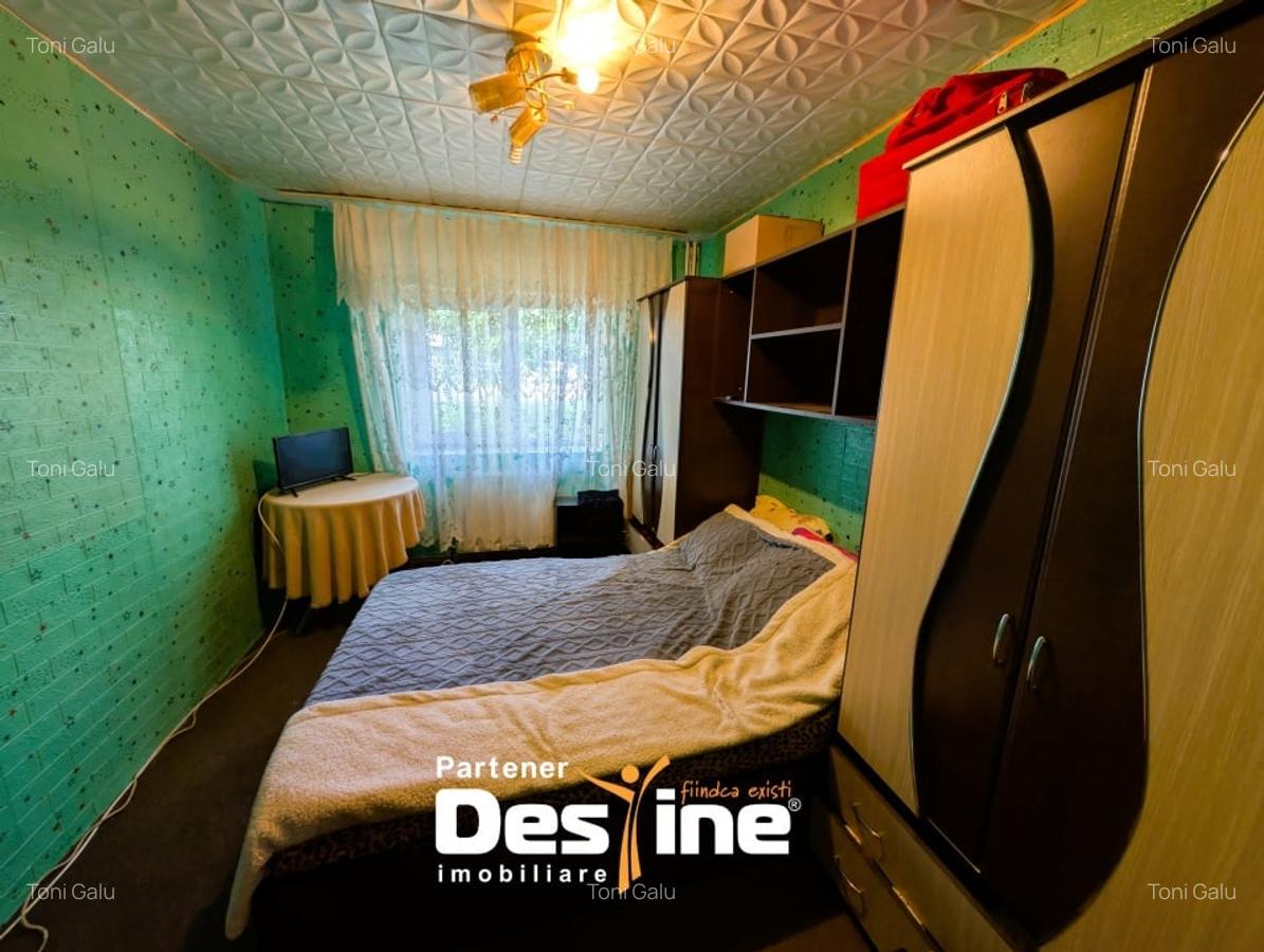 4 camere decomandat - 2 bai cu geam - centrala termica - simplu - la strada, CUG - 5