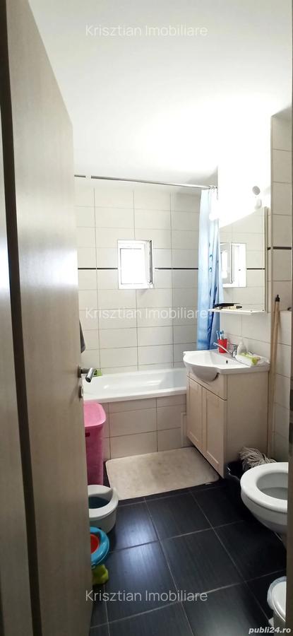 Apartament cu 3 camere de vanzare - Zona Micro 16 - 10