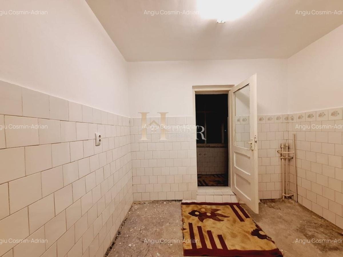 Zona Lipovei. Etaj 3. Decomandat. - 7