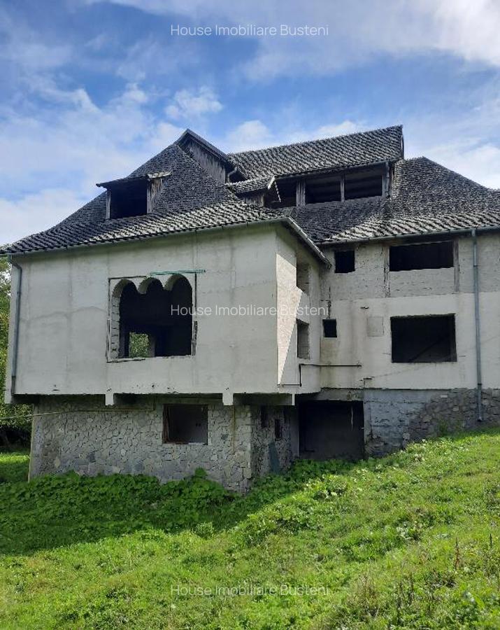 Conac situat in Breaza cu 2340 mp teren - 1