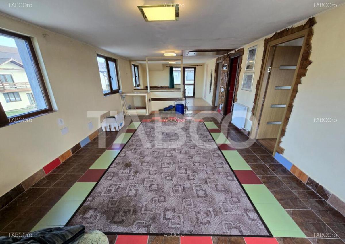 Casa de vanzare cu 6 camere 2 parcari curte libera 200 mp in - 1