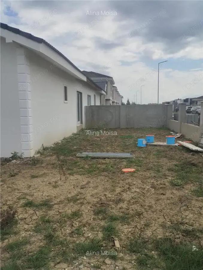 Duplex pe plan - 2 fronturi stradale - personalizare interioara - canalizare - 4