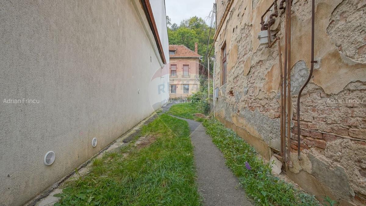 Vila pe str Alexandru Ioan Cuza, 10 camere, S + P + E, teren 282 mp - 2