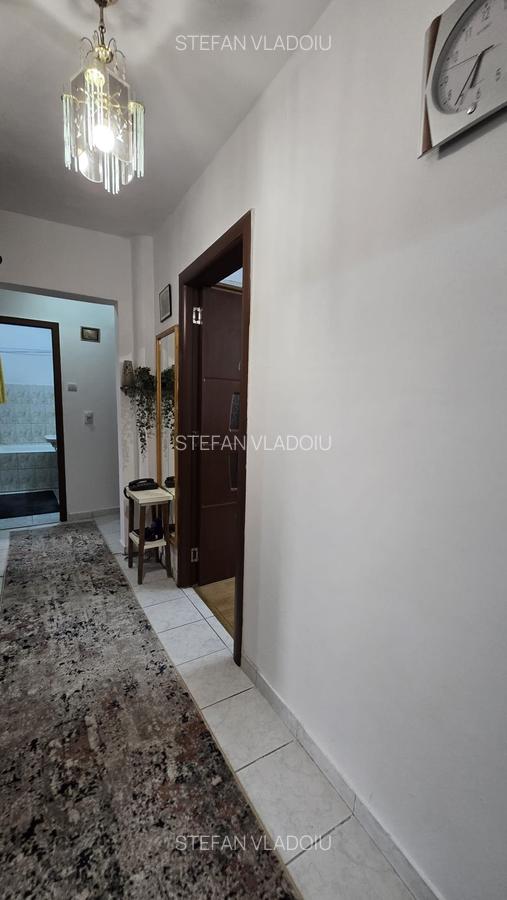 Apartament de 3 camere, decomandat, zona Tractorul . Aluminiului/ independentei - 9