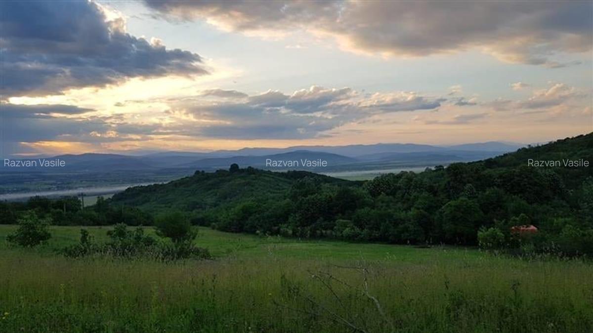 Teren intravilan, cu priveliste superba situat in Seciu, in apropiere de resortu - 2