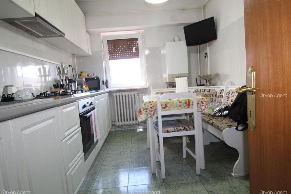 Apartament 3 camere, decomandat, etaj 3, strada 23 August - 6