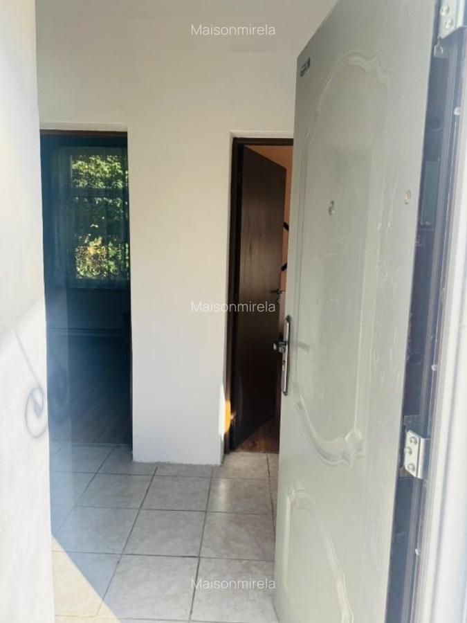 Apartament la curte comuna cu doua intrari - 10