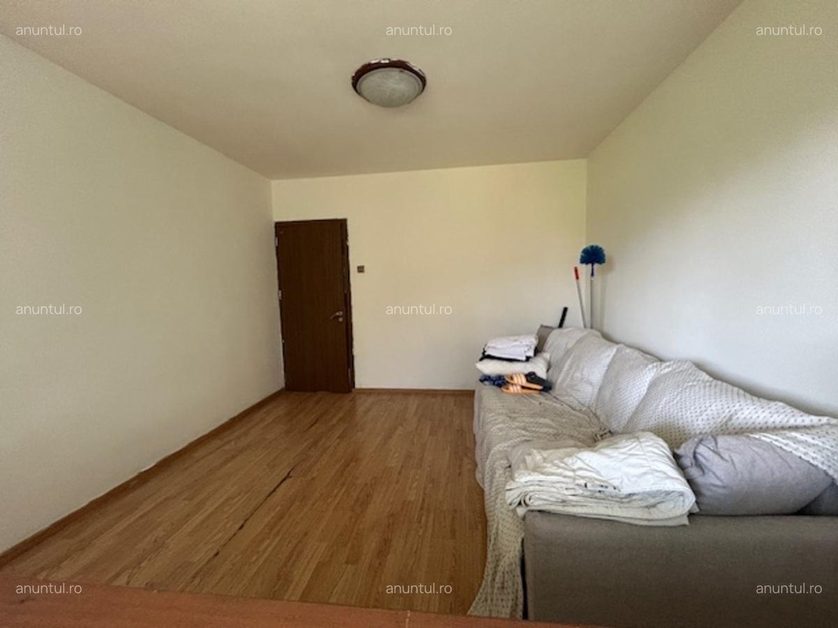 Titan Diham Ivan's stradal bloc reabilitat ap 2 camere decomandat 5 min M - 3