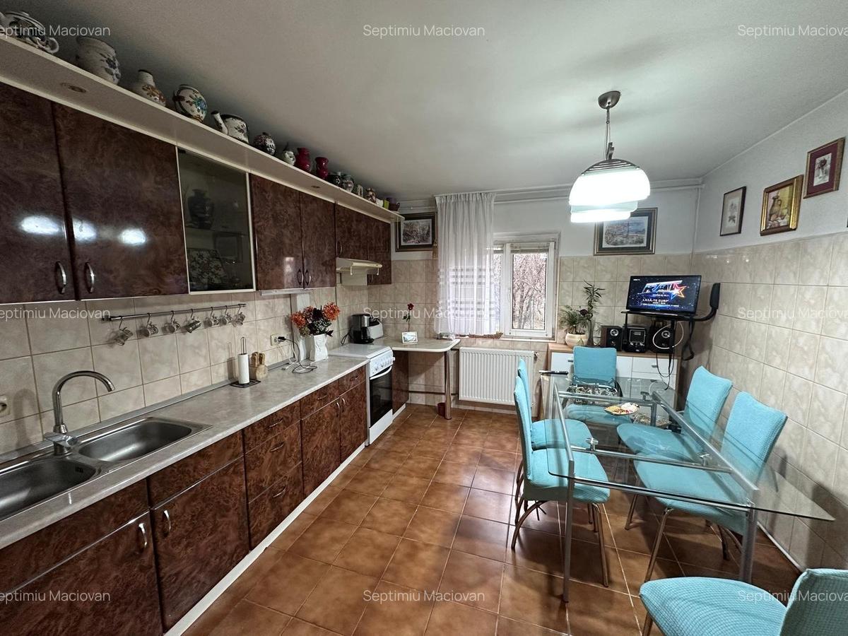 Apartament cu 3 camere decomandat în Girocului - 3
