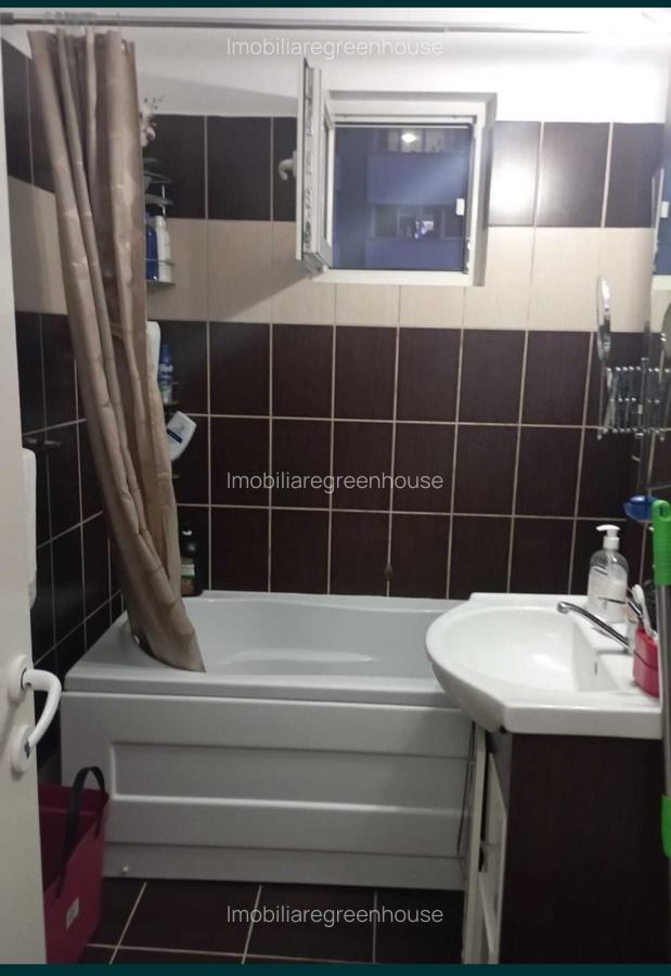 Apartament 4  camere, decomandat,zona Miorita - 9