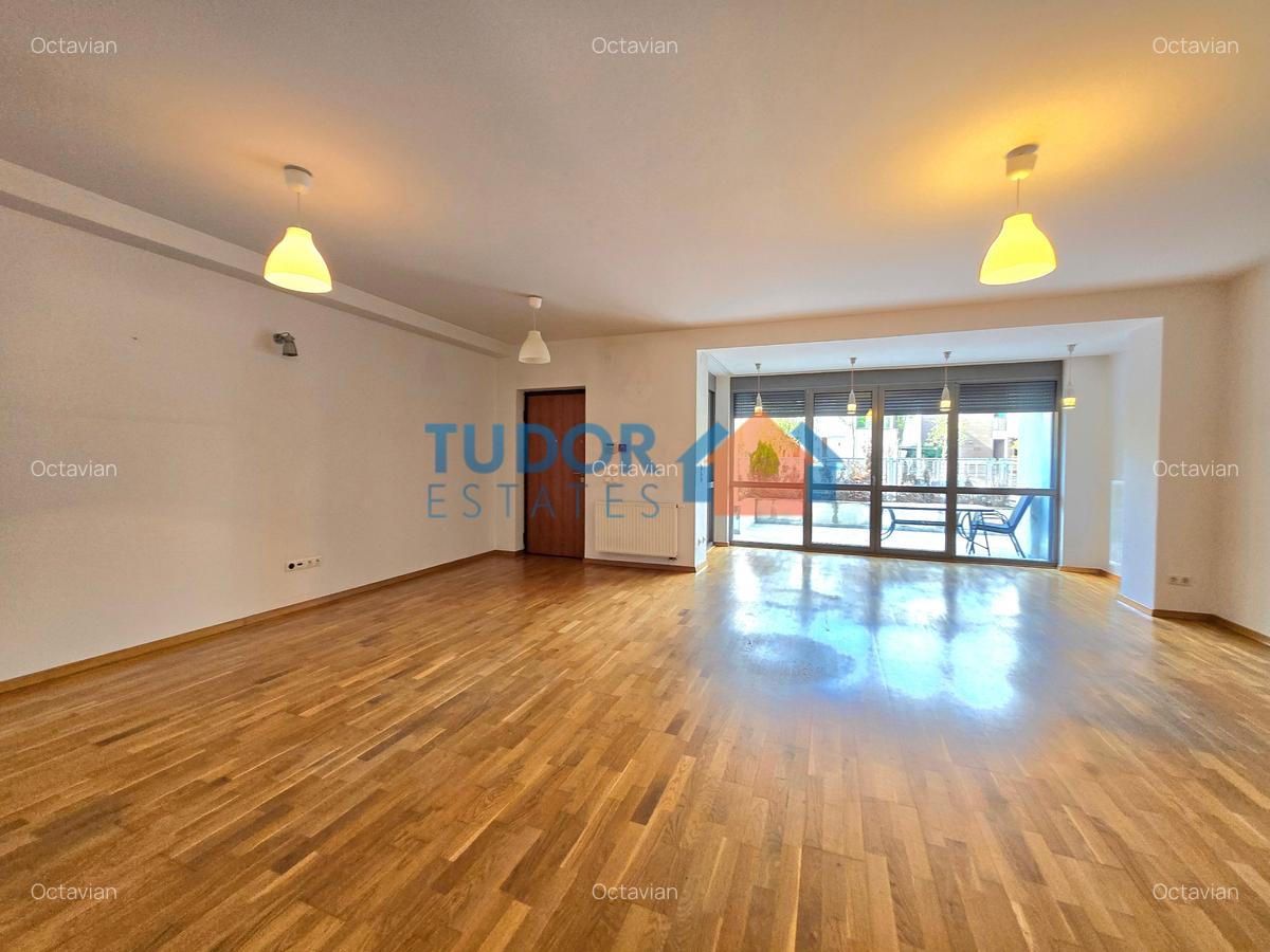 Elegant Multi-Level Home with 4 Bedrooms and Expansive Terraces in Green Lake - 1