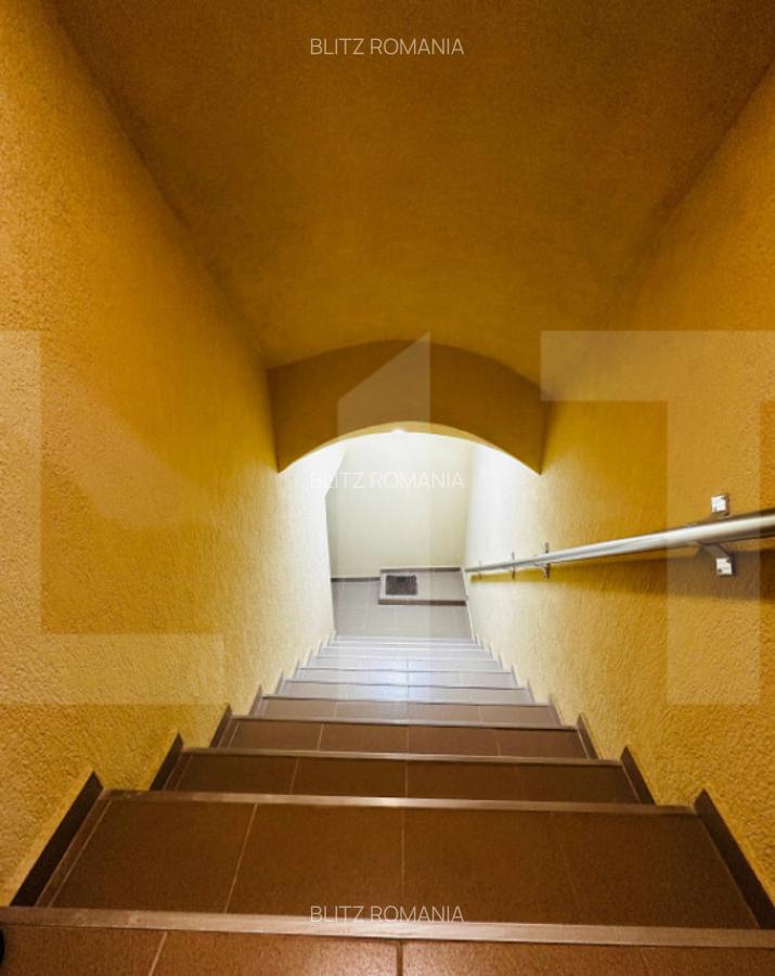 Casa spatioasa cu 5 dormitoare, doua bucatarii si teren de 1 - 4