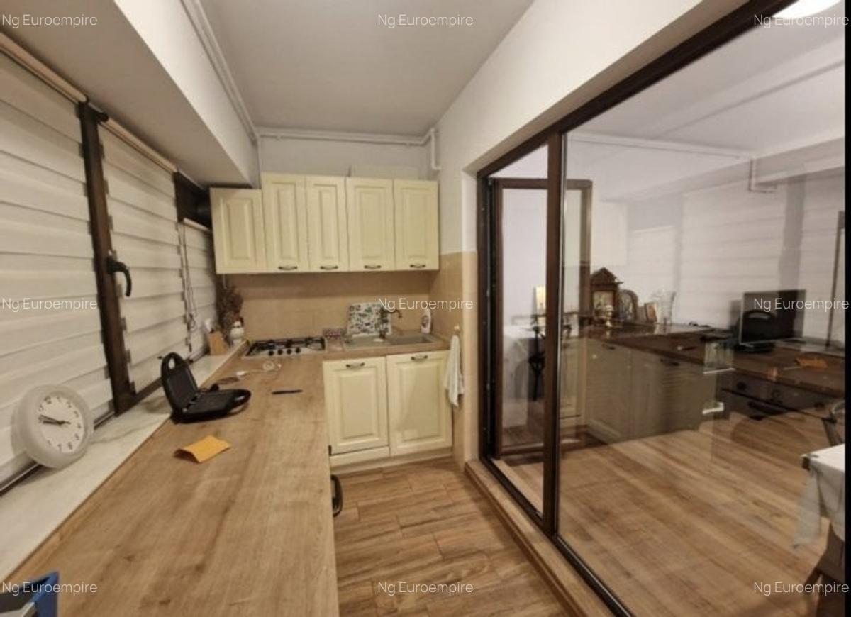 Apartament de  vanzare cu 4 camere, zona km 4-5 - 10