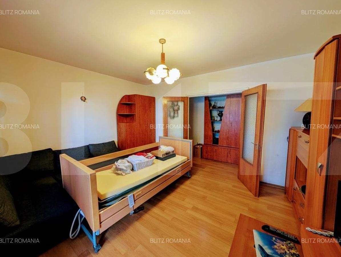 Apartament de vanzare, cu 3 camere, 65 mp, decomandat, Piata Victoriei - 2