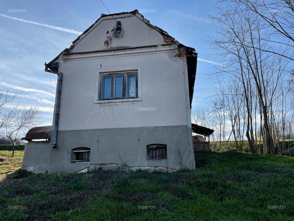 Oportunitate pentru cei ce doresc o casa la ?ara, aproape de ora?, cu toate utilita?ile - 2