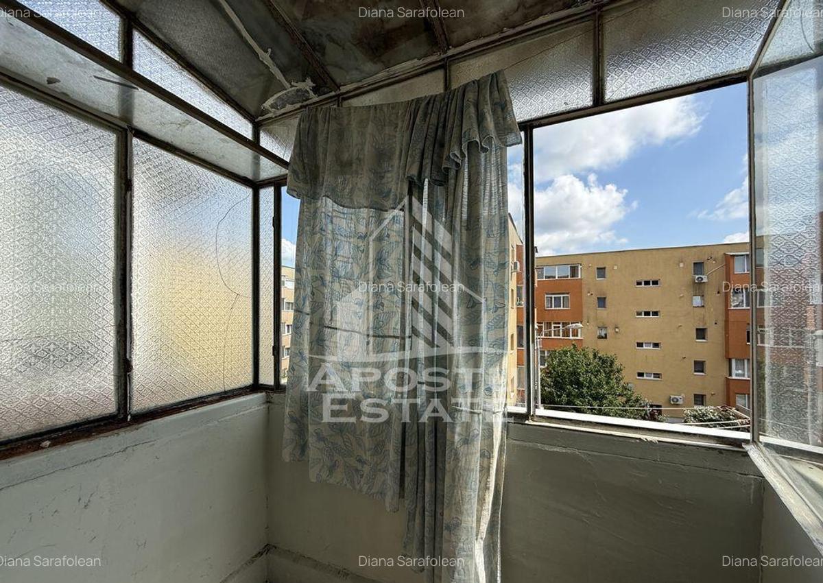 Garsoniera cu bucatarie inchisa, etaj intermediar, zona UMT - 8