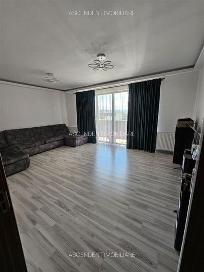 Apartament cu 3 camere decomandat în Tractorul - 1