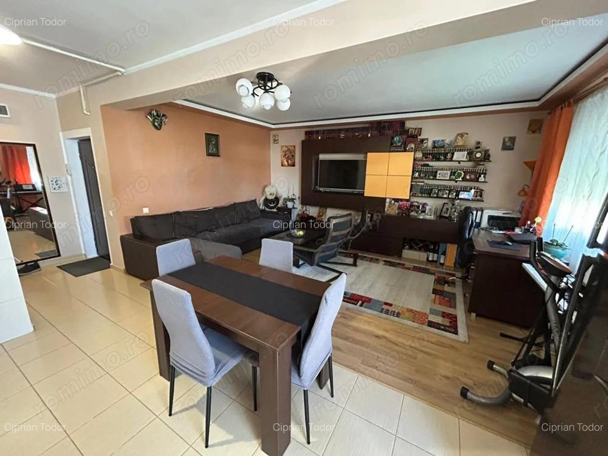 Apartament 3 camere, etaj 1 - zona Cetate - 1