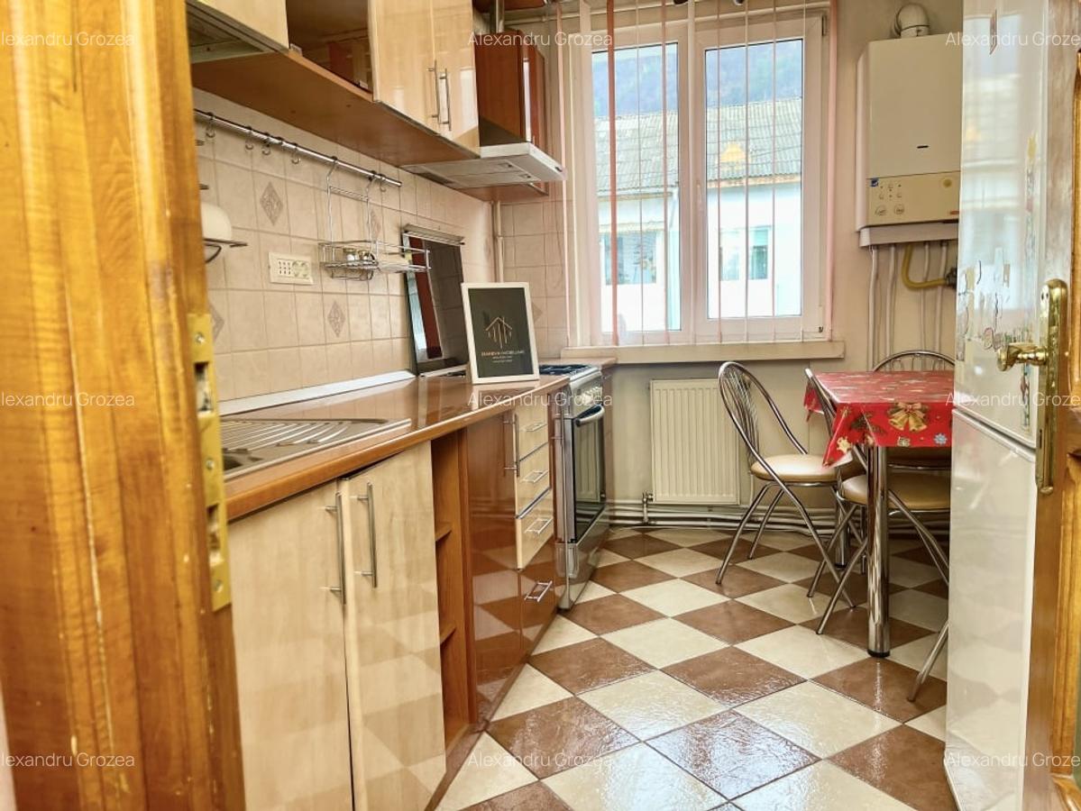 Apartament 3 camere decomandat langa scoala numarul 2 - 8