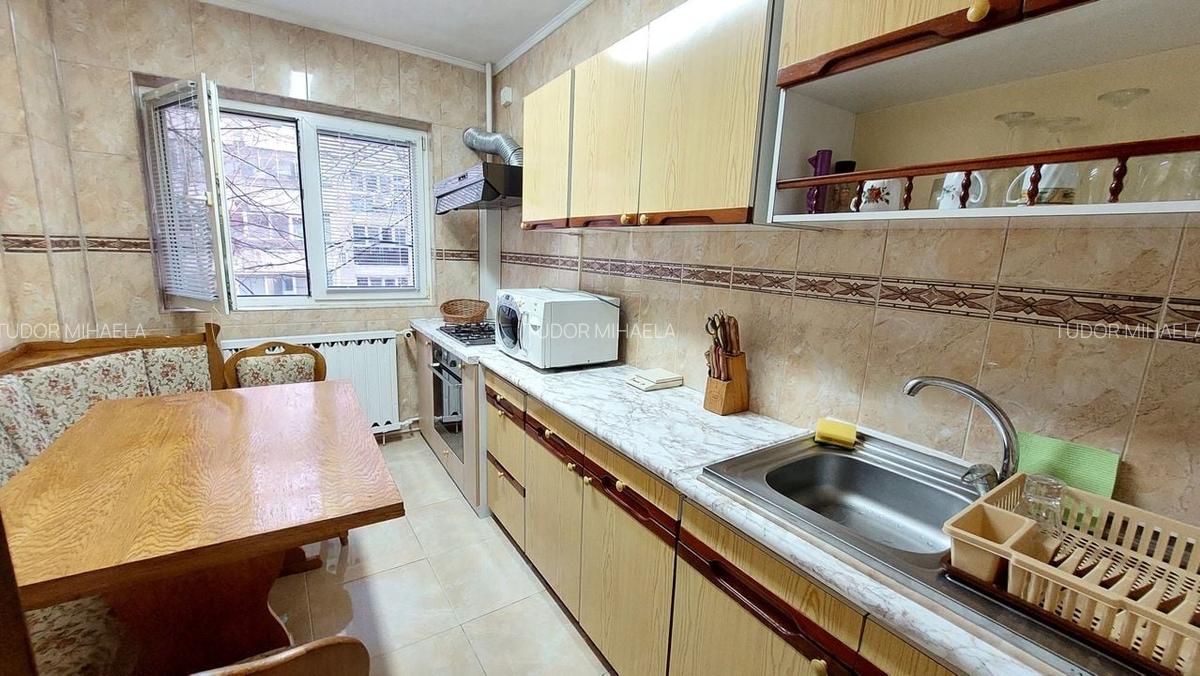 13 Seprembrie,Panduri, metrou Academia Militara la 800m - 3