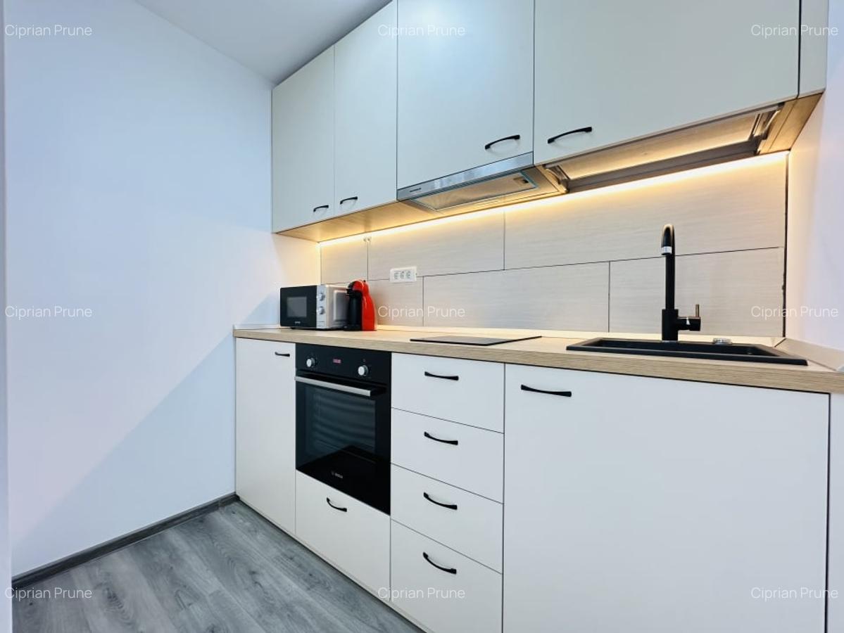 Prima inchiriere - Studio modern, vedere superba spre oras | Com 0% - 15