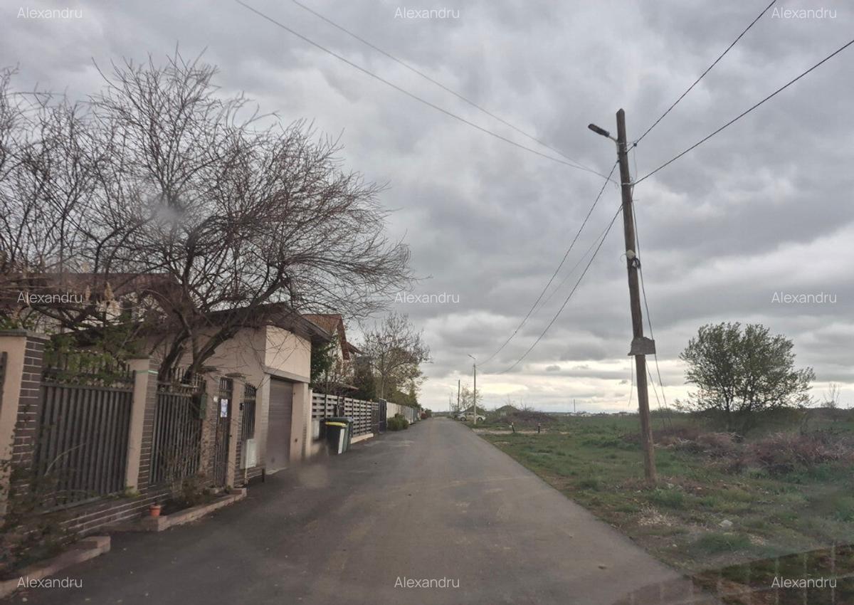 Teren langa case cu utilitati, lac la 300 metri, 700 mp - 1