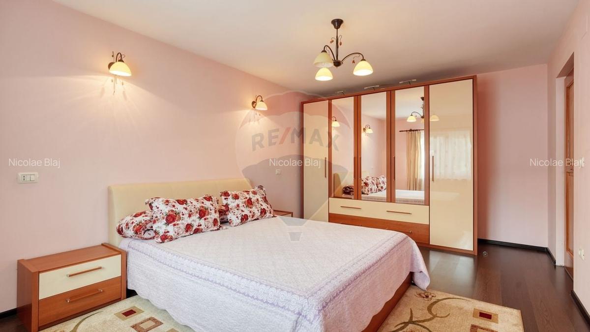 Vila cu potential in Zarnesti - 10 camere, curte mare - 30