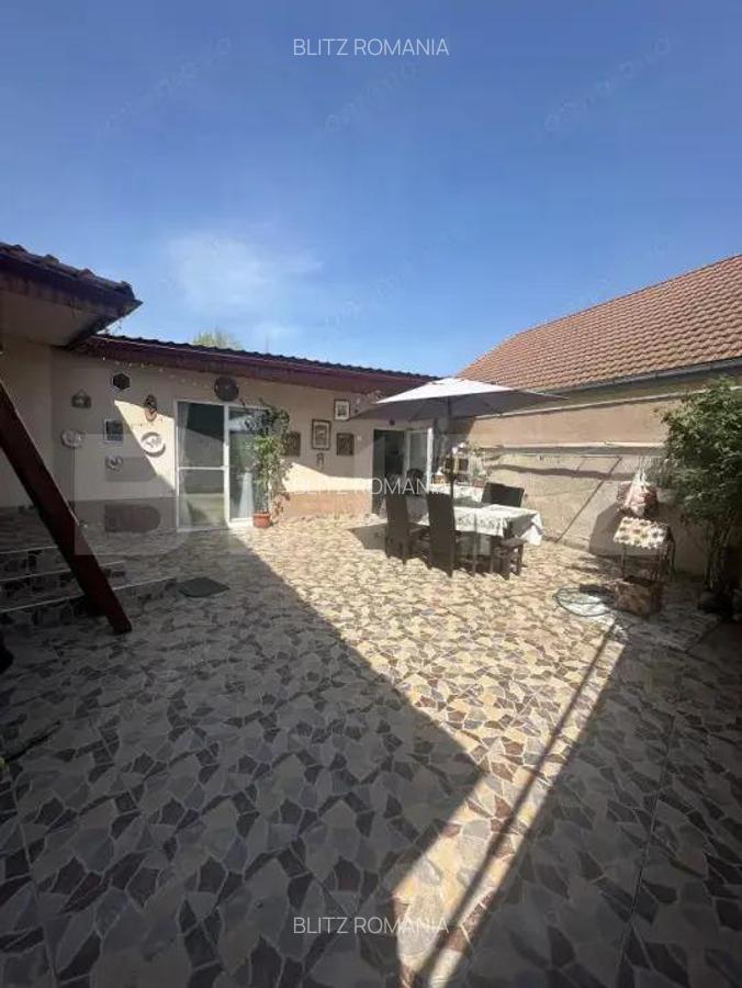 Casa de vanzare cu 3 camere, 120mp, zona semicentrala. - 1
